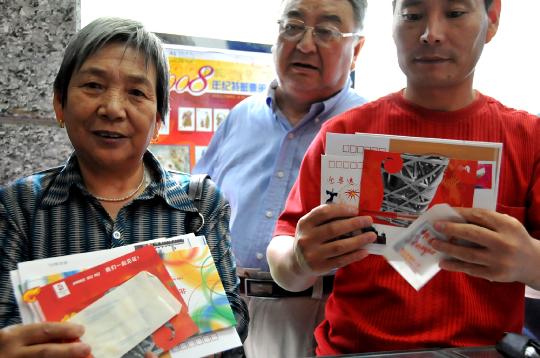 图文-奥运会开幕式邮品发行 两位银川市民的喜悦