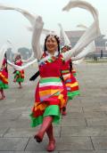 图文-天安门广场健身展示庆奥运 藏族舞蹈风格独特