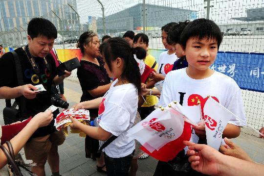 图文-各国群众北京喜迎奥运 人们街边挑选旗帜
