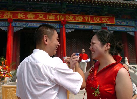图文-长春8月8日迎来首场文庙婚礼 交杯酒天长地久