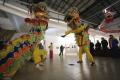 图文-奥运布宜诺斯艾利斯活动 阿根廷人在表演舞狮