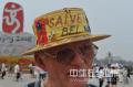 图文-纪念章收藏者在北京 带上纪念章帽子引人瞩目