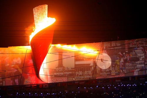 图文-2008北京奥运会开幕式 壮观的奥运火炬台