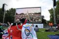 图文-北京奥运闭幕伦敦全城派对 市民观看大屏幕