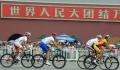图文-公路自行车男子大组赛 各国选手经过天安门