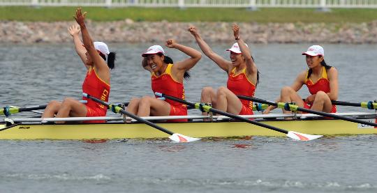 图文-中国队获女子四人双桨冠军 中国赛艇新突破