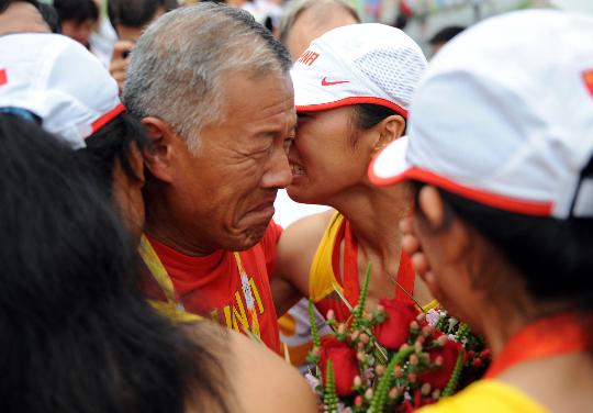 图文-女子四人双桨中国夺金 姑娘们与教练相拥而泣