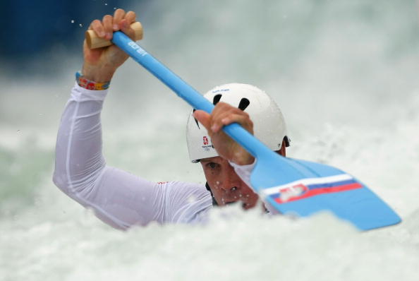 图文-奥运会11日皮划艇激流回旋赛况 奋力前行