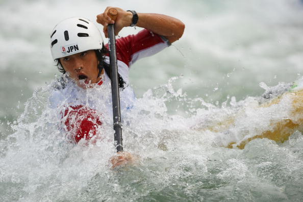图文-奥运会11日皮划艇激流回旋赛况 日本选手