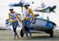 图文-奥运会帆船12日各级别比赛 选手准备离场