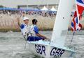 图文-男子双人艇470级澳大利亚夺冠 向观众致意