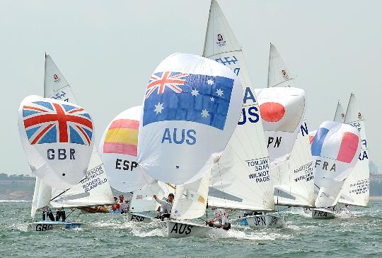 图文-男子双人艇470级澳大利亚夺冠 冠军一马当先