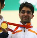 图文-男子10米气步枪决赛 印度选手宾德拉手持金牌