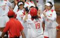 图文-女子垒球预赛中国胜荷兰 女垒姑娘们相互祝贺