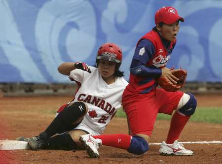 图文-奥运垒球加拿大vs中华台北 漂亮的滑铲