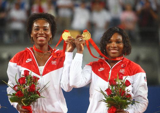 图文-威廉姆斯姐妹夺得双打冠军 姐妹俩展示奖牌