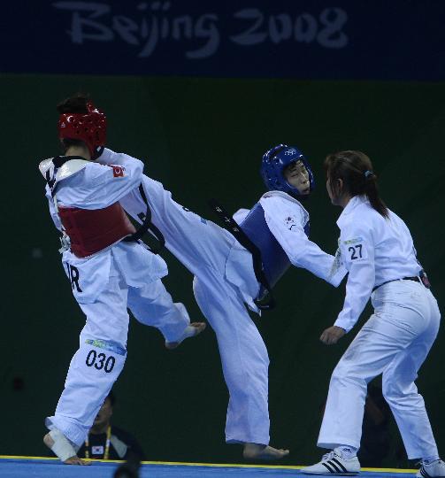 图文-跆拳道女子57KG级韩国夺金 瞄准的是裁判？