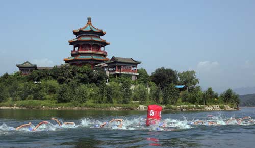 图文-奥运会男子铁人三项决赛 十三陵水库中游泳