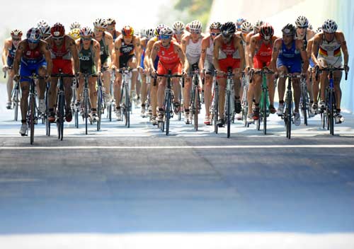 图文-男子铁人三项赛决赛 自行车比赛激烈竞争