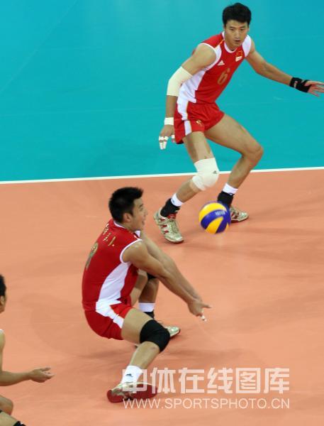 图文-[男排小组赛]中国1-3保加利亚 进攻配合瞬间 
