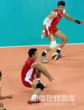 图文-[男排小组赛]中国1-3保加利亚 进攻配合瞬间