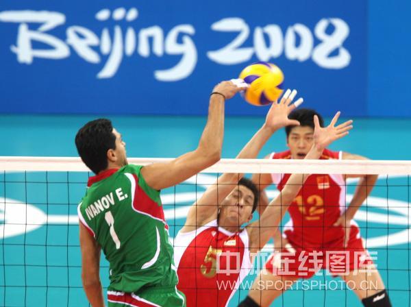 图文-[男排小组赛]中国1-3保加利亚 高举双臂拦截