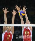图文-女排小组赛中国VS美国 成功拦截对手进攻