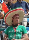 图文-女子沙排半决赛中国德比 墨西哥球迷装扮