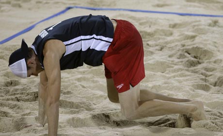 图文-18日男子沙滩排球淘汰赛赛况 已经拼尽全力