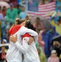 图文-女子沙排决赛美国组合夺冠 两人相拥庆祝