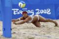 图文-女子沙滩排球决赛中国0-2美国 梅飞身救球