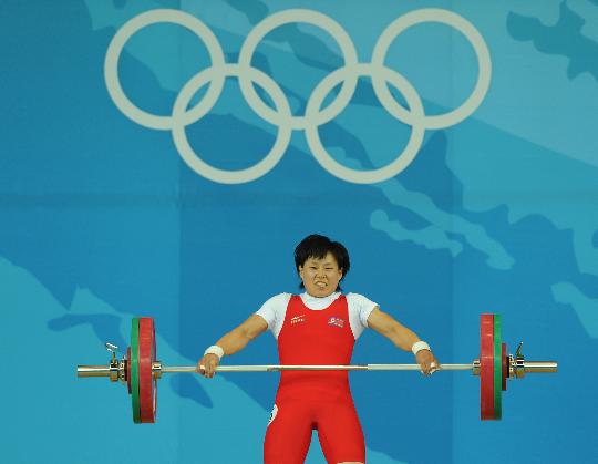 图文-女举58公斤级决赛赛况 吴贞爱在比赛中