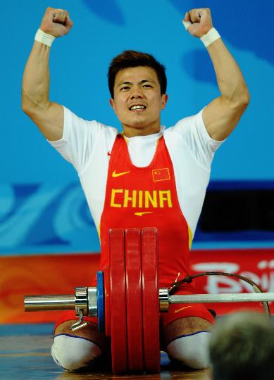 图文-举重62公斤级张湘祥夺金 帅哥高举双臂欢呼