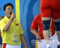图文-曹磊打破75KG抓举奥运纪录 教练为曹磊加油