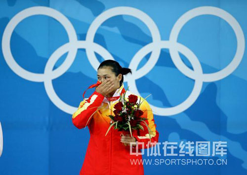 图文-曹磊女子举重75公斤级夺金 激动的有些哽咽