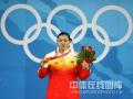 图文-曹磊女子举重75公斤级夺金 骄傲展示奥运金牌