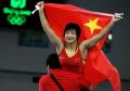 图文-女子摔跤72公斤级王娇折桂 高举红旗庆祝胜利
