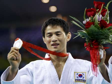 图文-奥运男子柔道60公斤级 崔敏浩手握鲜花秀金牌