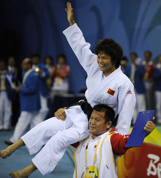 图文-奥运女子柔道52公斤级 教练将冼东妹举起