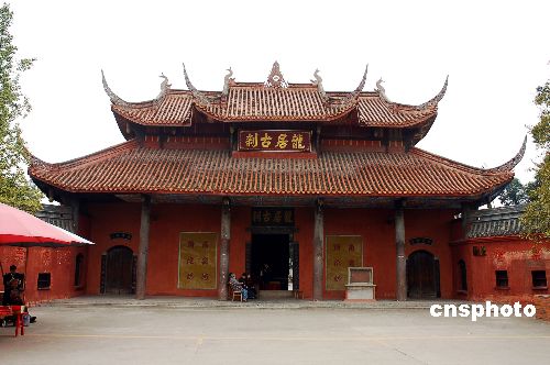 龙居寺佛堂众多 收藏清代书法家石刻楹联等古迹