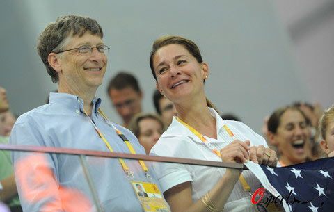 图文-比尔盖茨与妻子观看游泳比赛 两夫妇谈笑风生