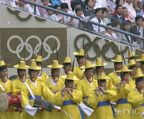 图文-第24届汉城奥运会开幕式表演者身穿民族