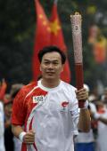 图文-奥运圣火在北京首日传递 火炬手匡鲁彬