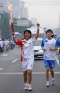 图文-奥运圣火在北京首日传递 火炬手闵亦晓