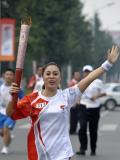 图文-奥运圣火在北京首日传递 火炬手朱丽俐