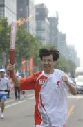 图文-奥运圣火在北京首日传递 火炬手张健