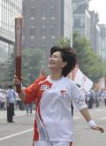 图文-奥运圣火在北京首日传递 火炬手鞠萍开心的笑容