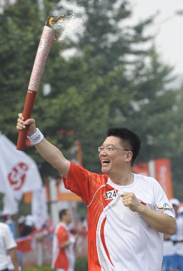 图文-奥运圣火在北京首日传递 火炬手孙维佳