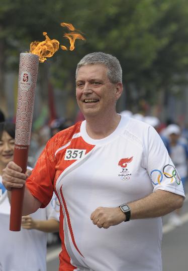 图文-奥运圣火在北京首日传递 火炬手美国人爱德华