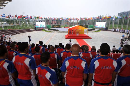图文-各国代表团举行升旗仪式 升旗仪式即将开始